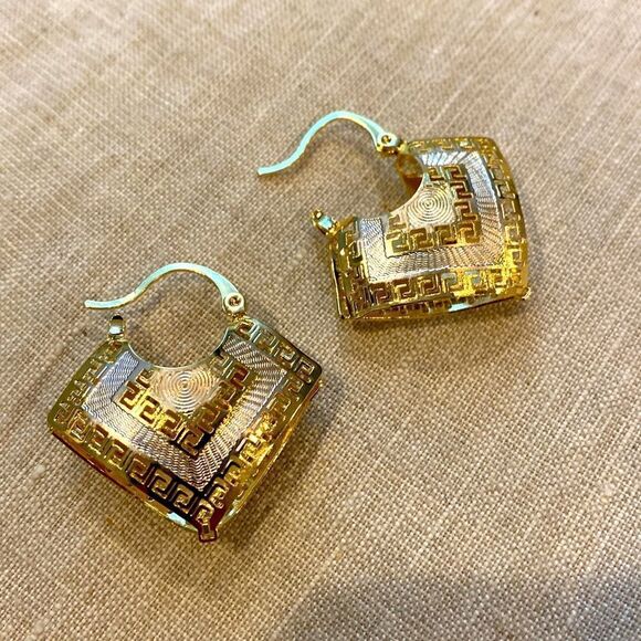 ✨🆕✨🔅 Elegant Classic Two Tone 14 K Gold Plated Hollow Hoops ✨ - Picture 5 of 10